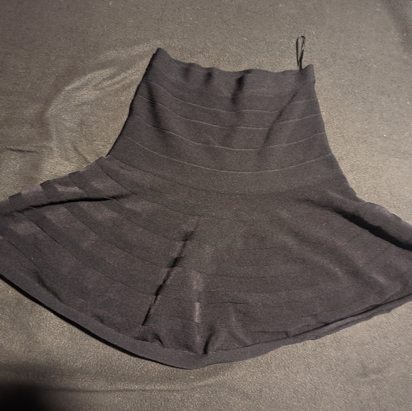 Romeo + Juliet Skirt - Picture 3 of 6